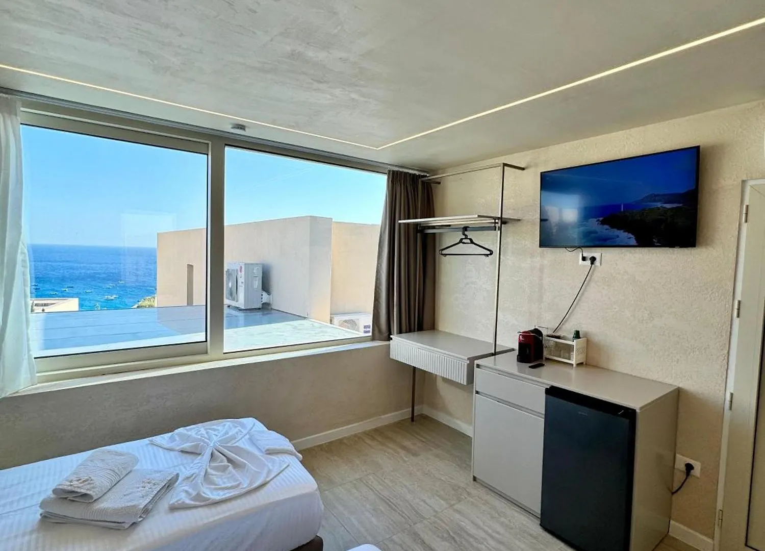 Bella Vista Green Coast Palase Himare Aparthotel
